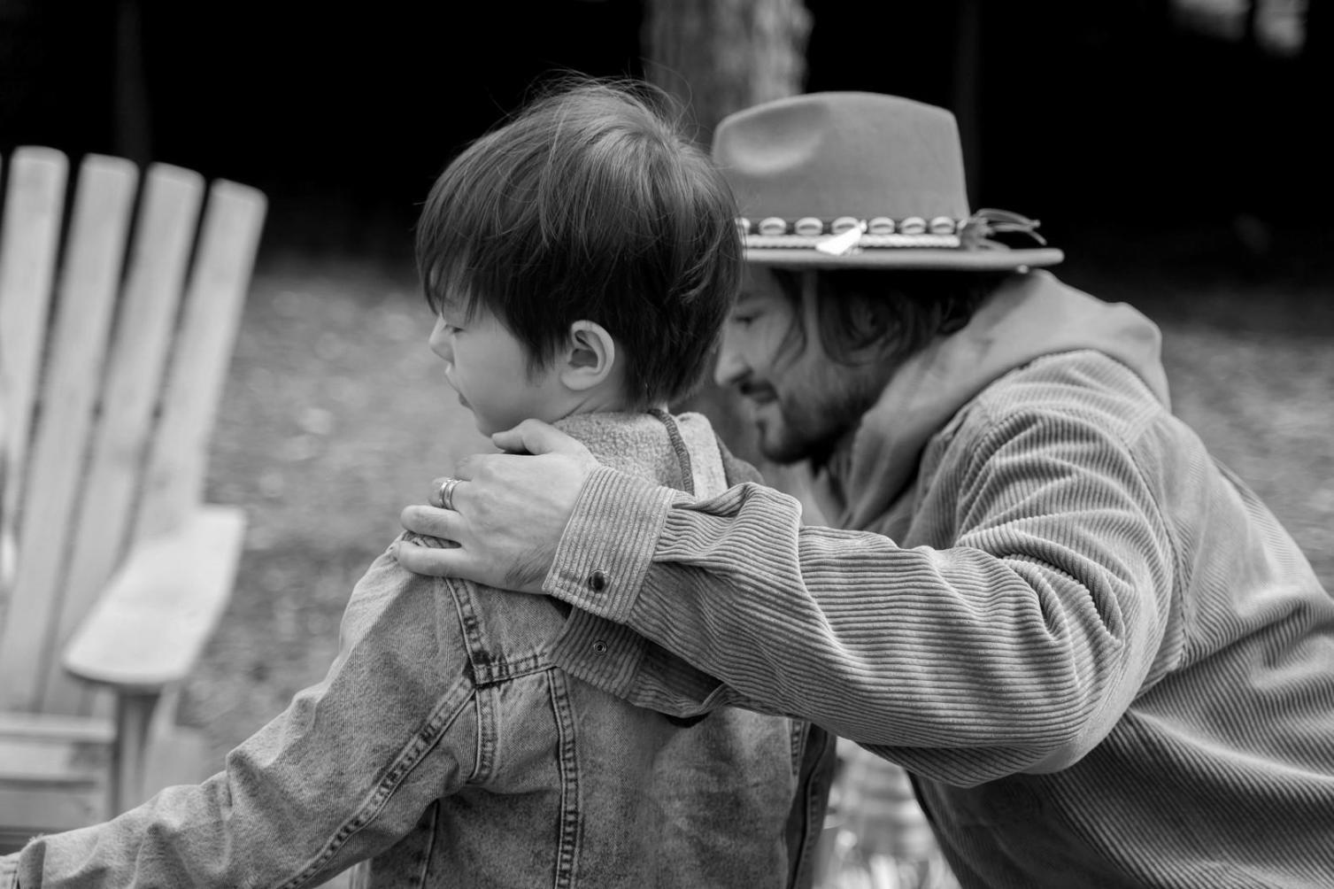 Famiglia che crea ricordi insieme durante attività condivise