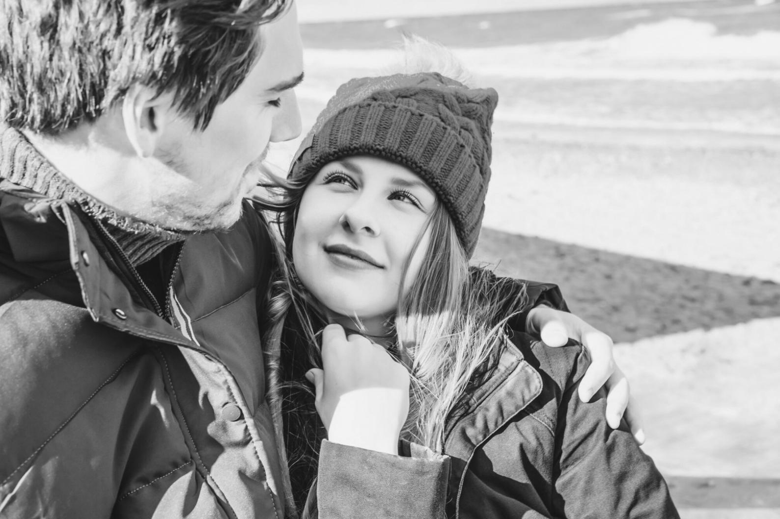 Famiglia che trascorre tempo insieme durante un'attività creativa